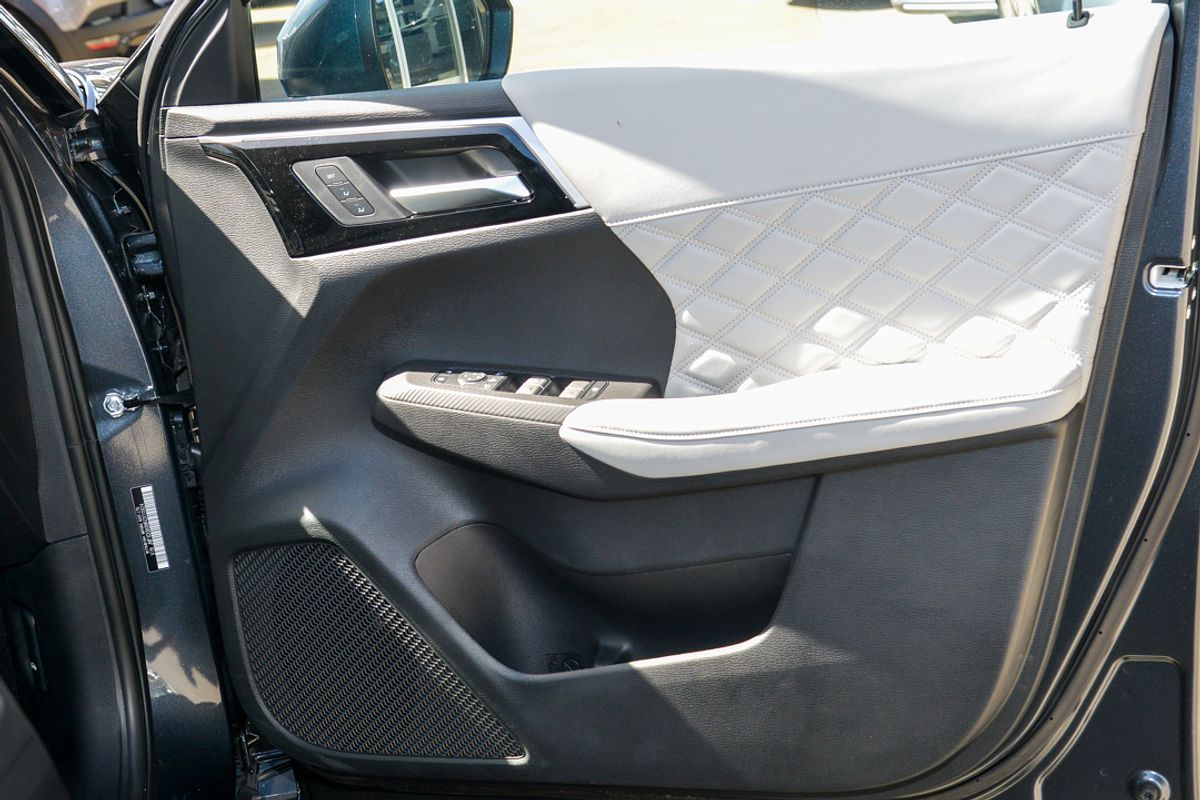 2025 Mitsubishi Outlander PHEV Exceed ZM