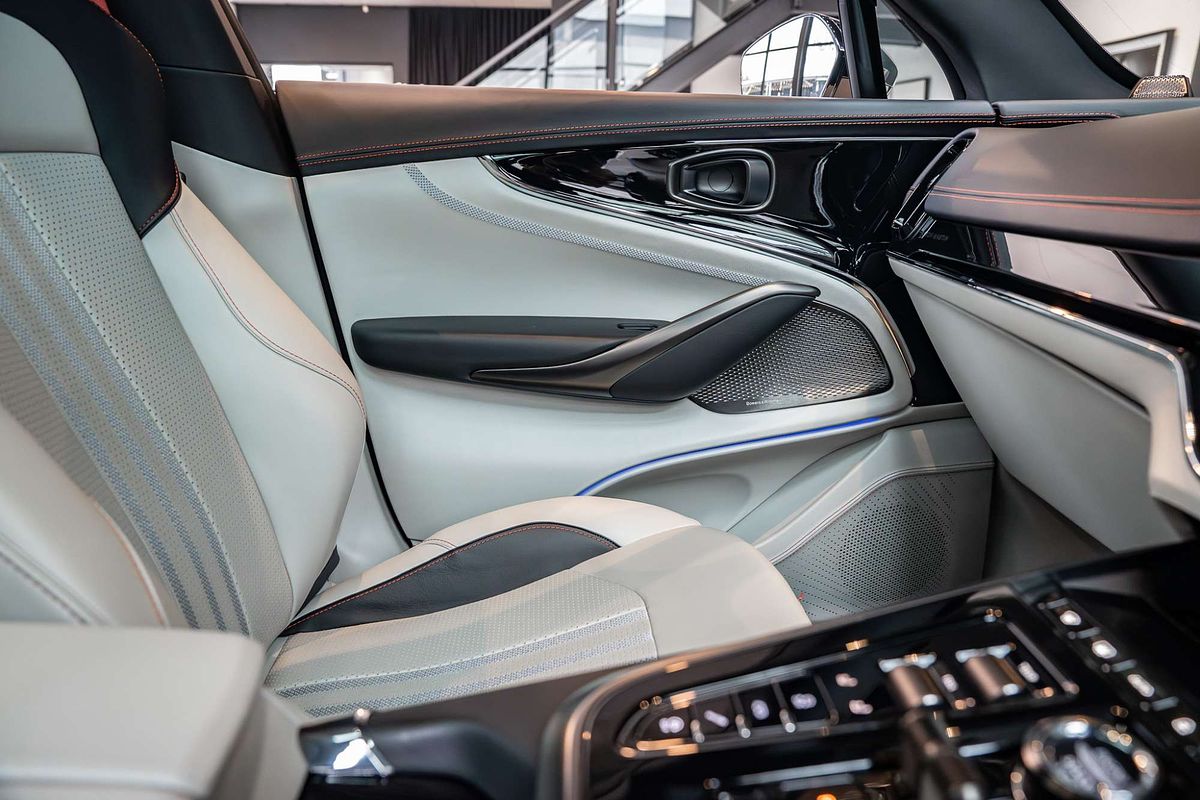 2025 Aston Martin DBX 707