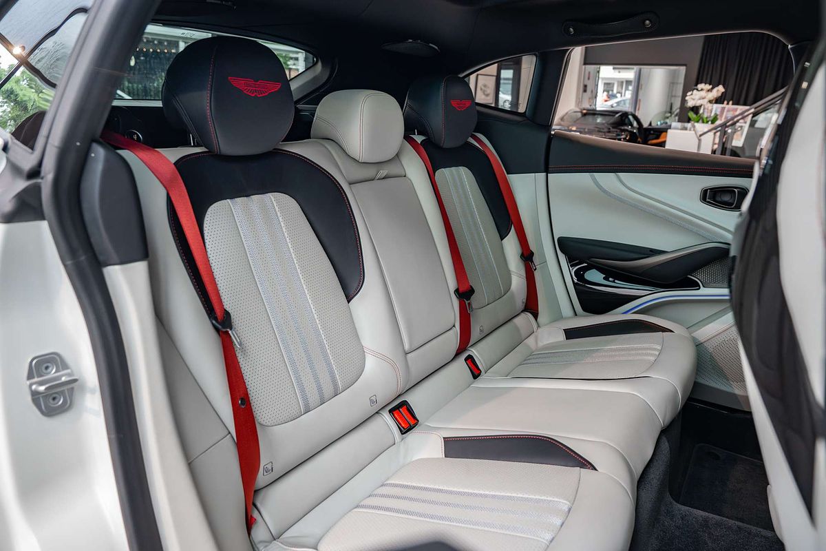 2025 Aston Martin DBX 707