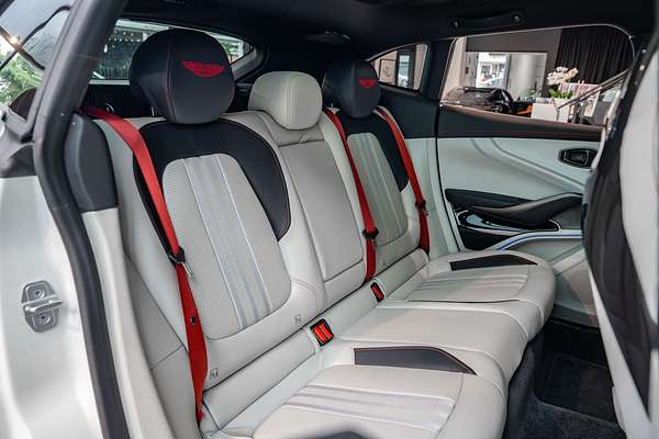 2025 Aston Martin DBX 707