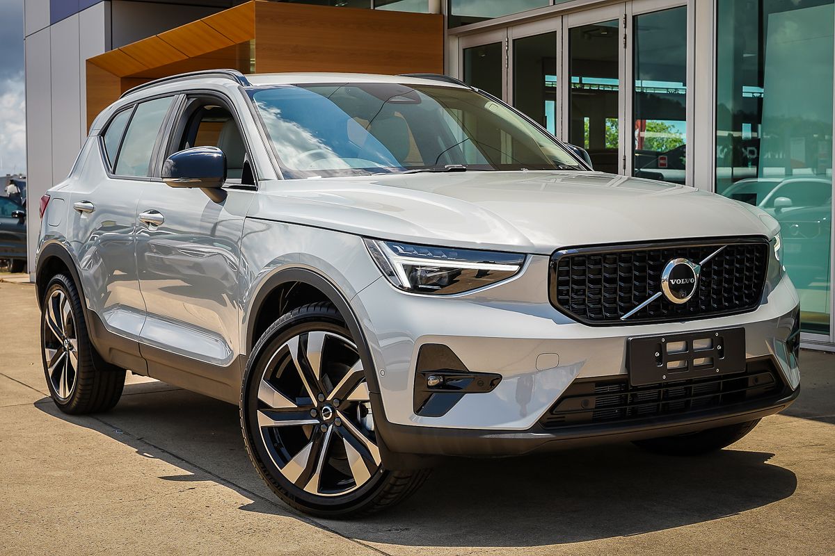 2025 Volvo XC40 Ultra B4 Dark