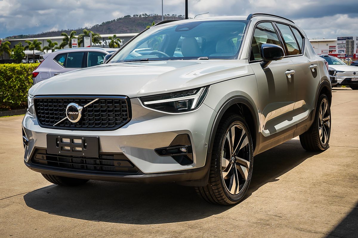 2025 Volvo XC40 Ultra B4 Dark