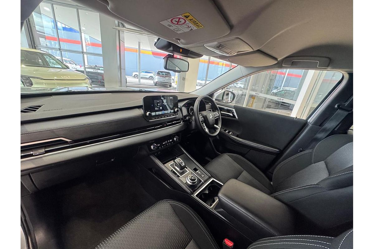 2024 Mitsubishi Outlander LS ZM