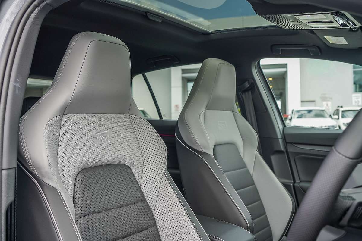 2025 Volkswagen Golf 110TSI R-Line 8.5