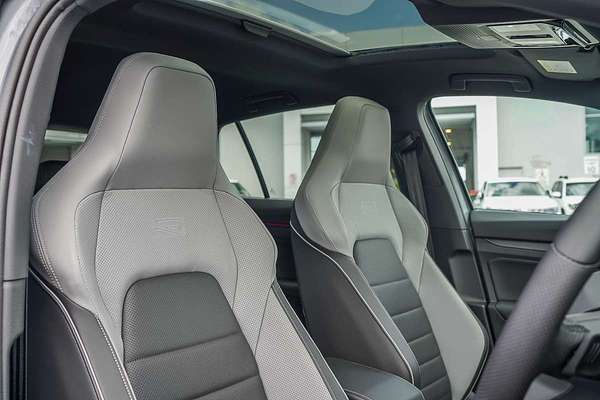 2025 Volkswagen Golf 110TSI R-Line 8.5