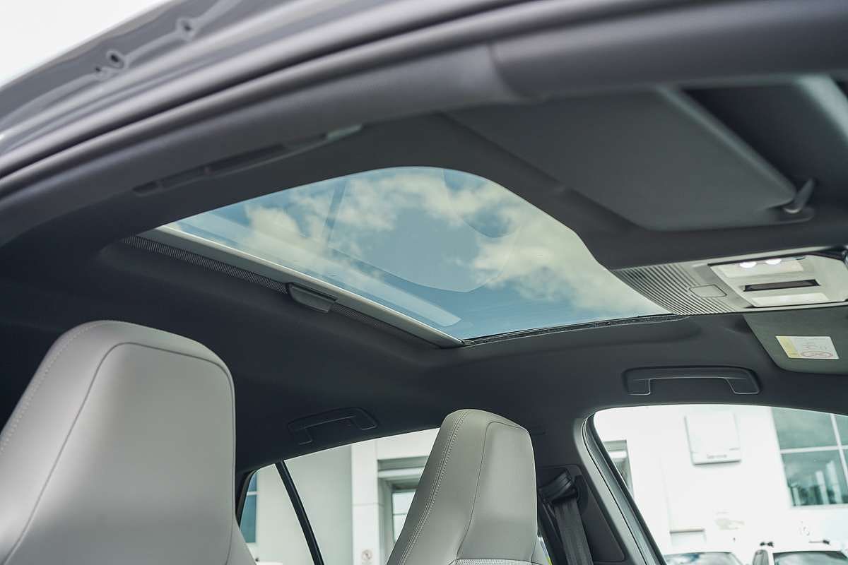 2025 Volkswagen Golf 110TSI R-Line 8.5