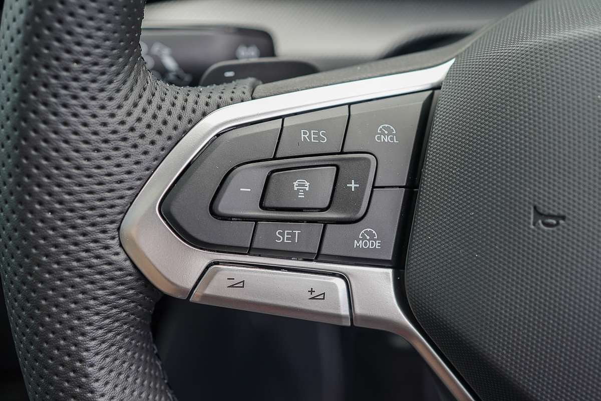 2025 Volkswagen Golf 110TSI R-Line 8.5