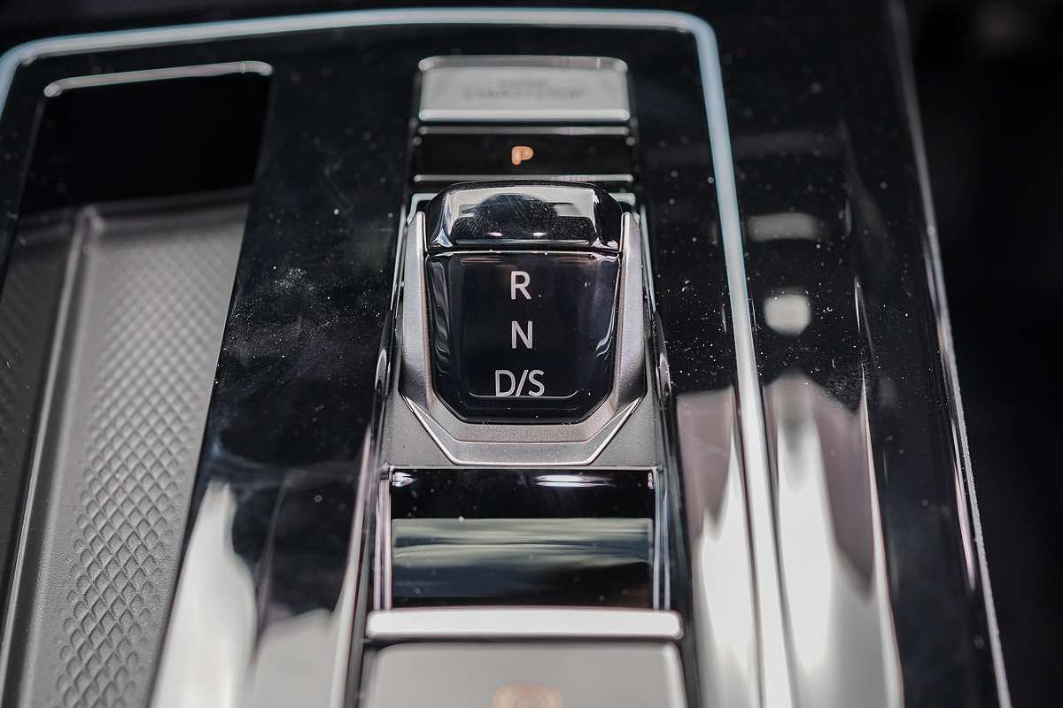 2025 Volkswagen Golf 110TSI R-Line 8.5