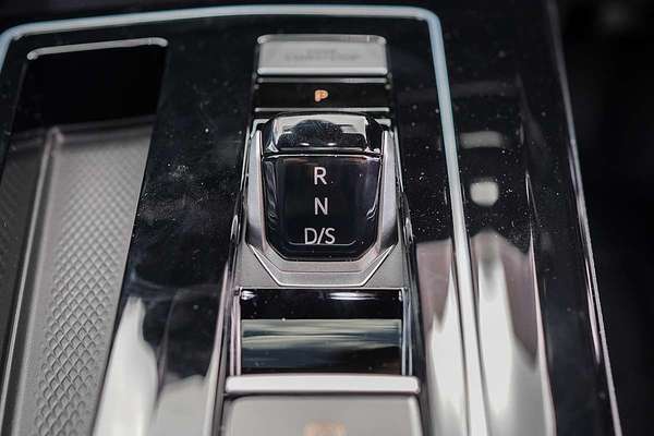 2025 Volkswagen Golf 110TSI R-Line 8.5