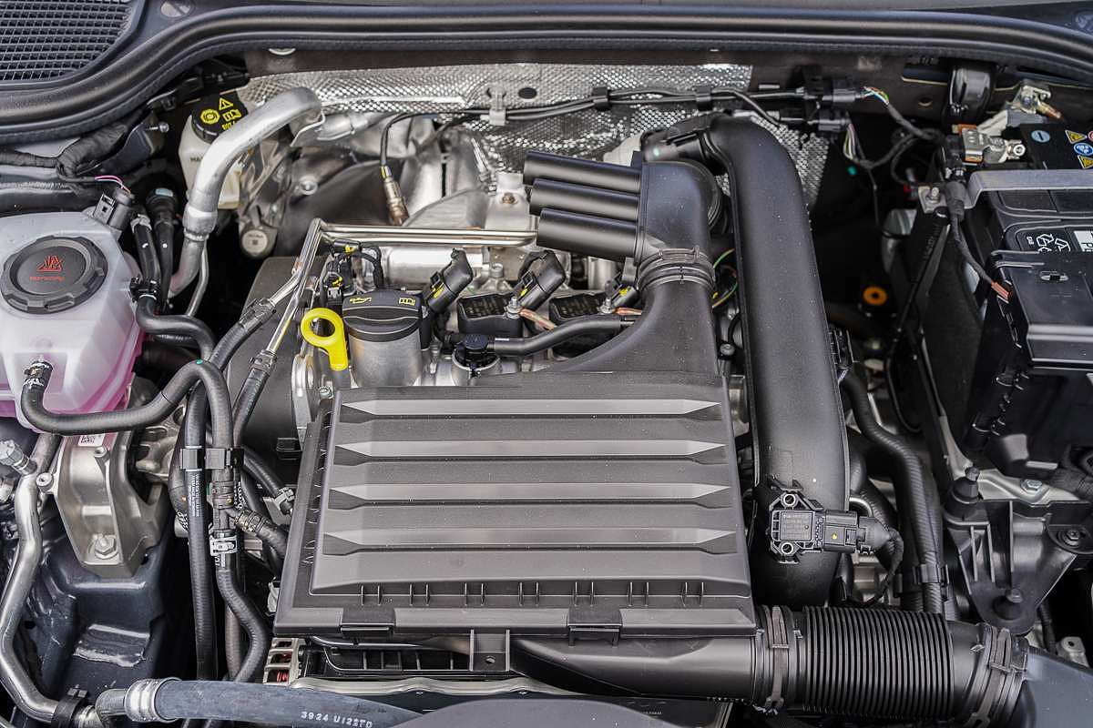 2025 Volkswagen Golf 110TSI R-Line 8.5