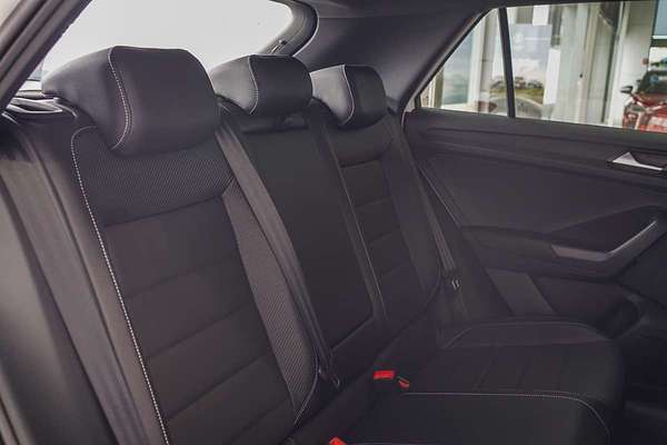 2025 Volkswagen T-Roc 140TSI R-Line D11