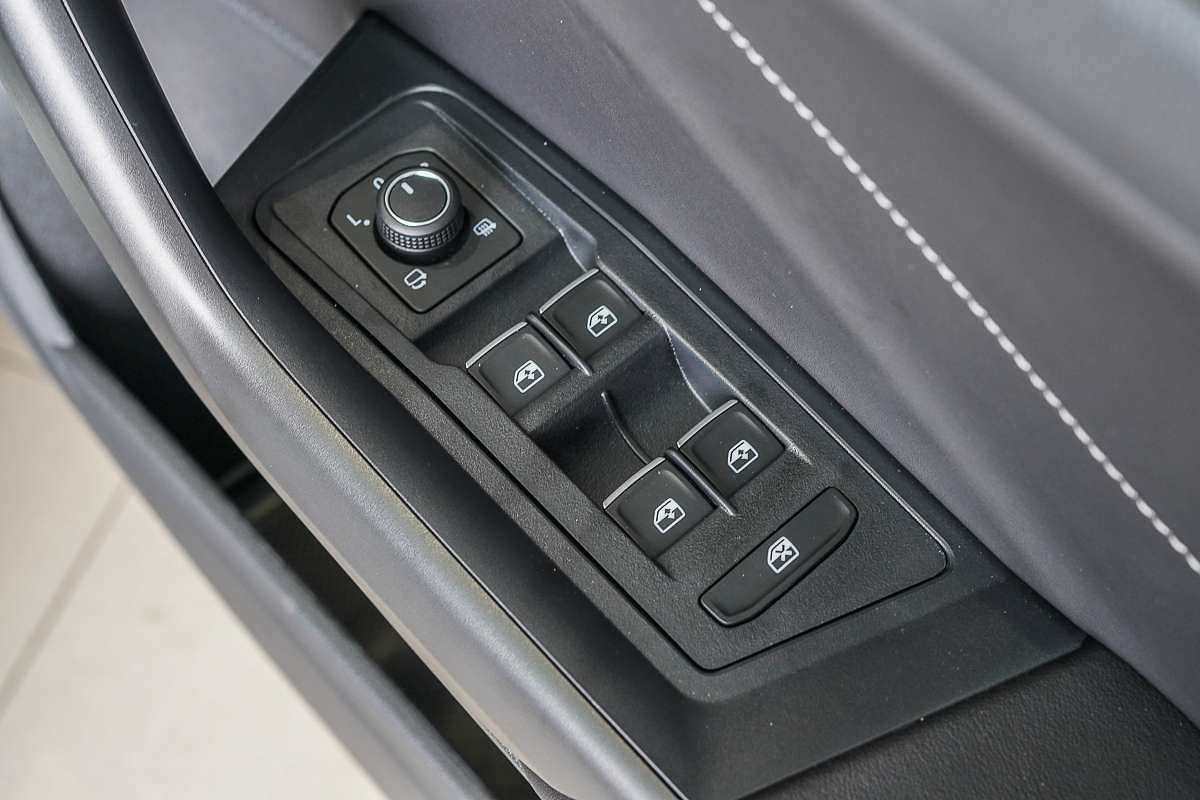 2025 Volkswagen T-Roc 140TSI R-Line D11