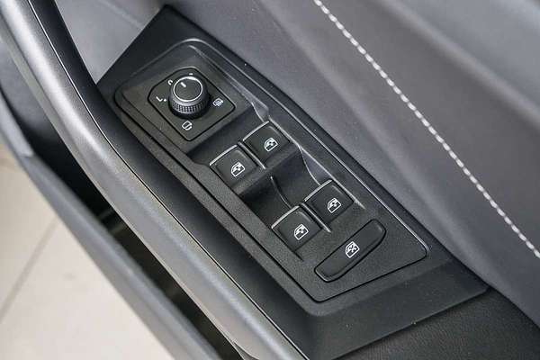 2025 Volkswagen T-Roc 140TSI R-Line D11