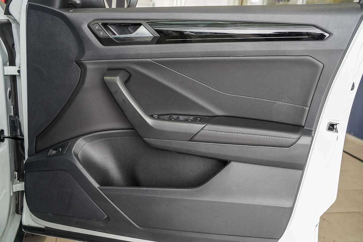 2025 Volkswagen T-Roc 140TSI R-Line D11