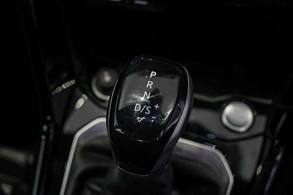 2025 Volkswagen T-Roc 140TSI R-Line D11