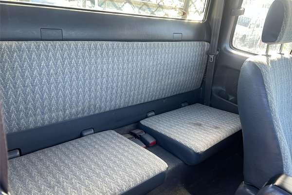 2004 Toyota Hilux VZN172R 4X4