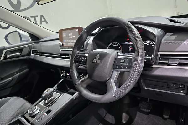 2023 Mitsubishi Outlander ES ZM