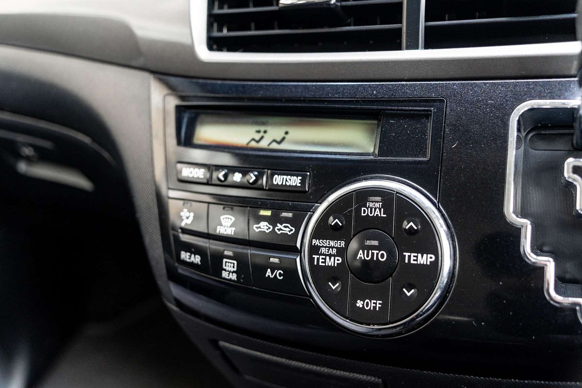 2013 Toyota Tarago GLi ACR50R