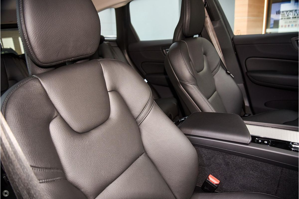 2023 Volvo XC60 Ultimate B5 Bright