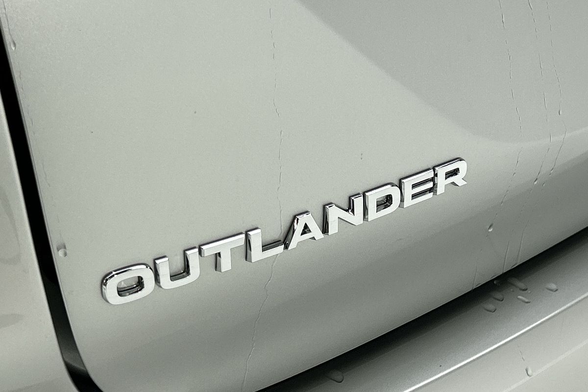 2024 Mitsubishi Outlander LS ZM