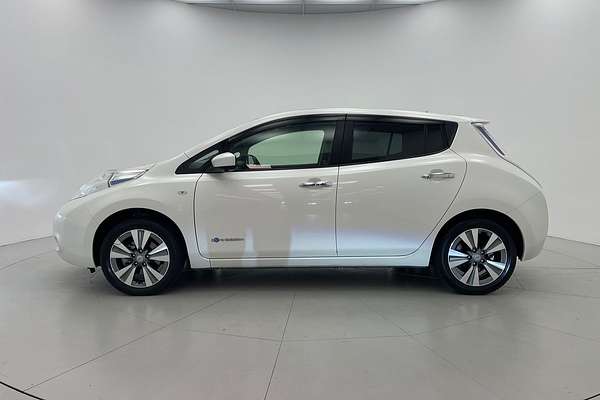 2017 Nissan LEAF  ZE0