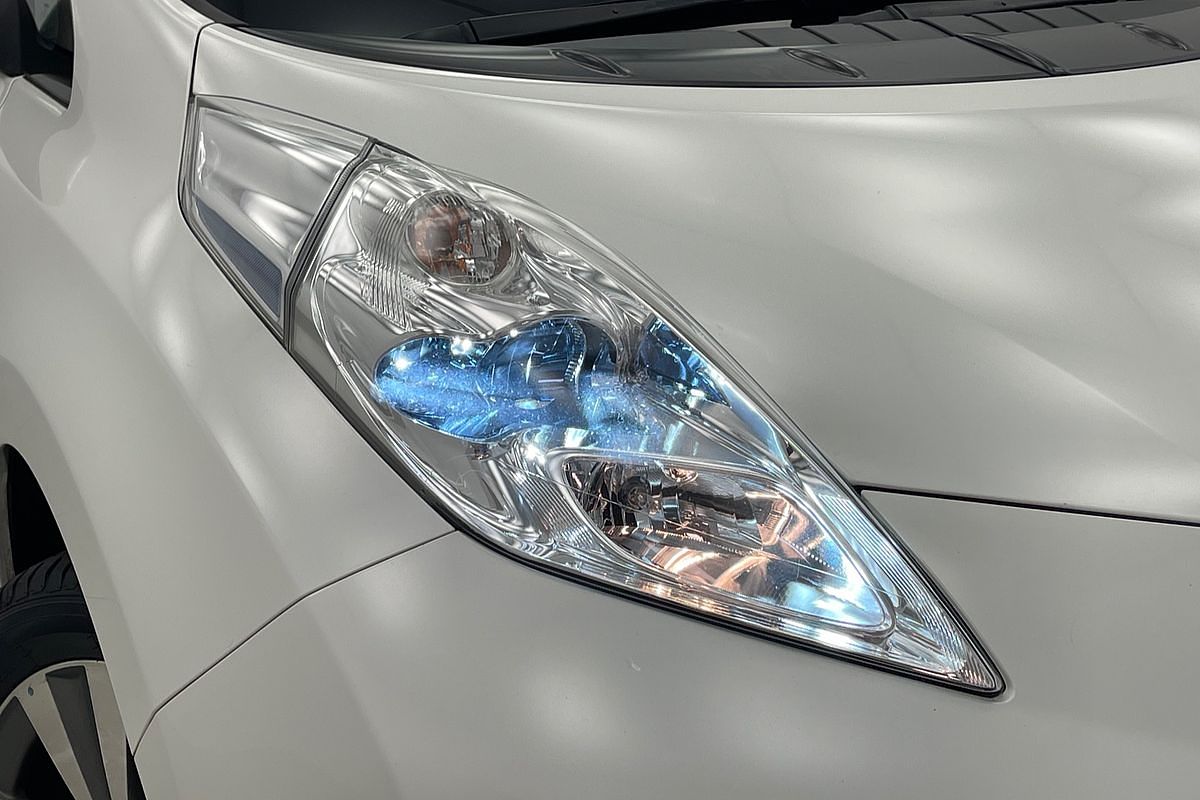 2017 Nissan LEAF  ZE0