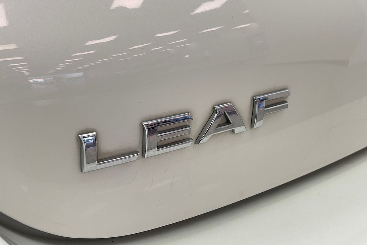 2017 Nissan LEAF  ZE0