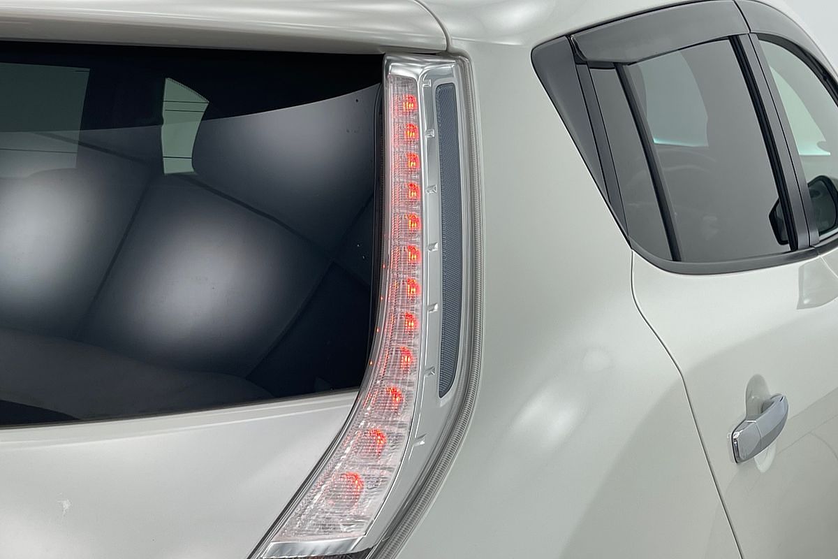 2017 Nissan LEAF  ZE0