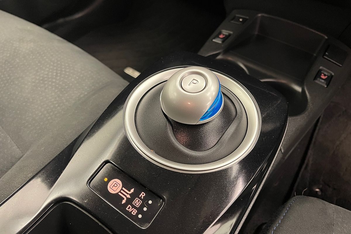 2017 Nissan LEAF  ZE0