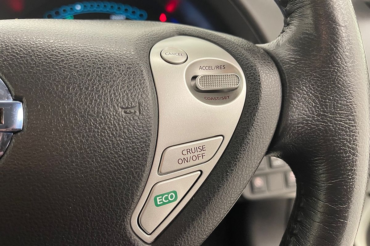 2017 Nissan LEAF  ZE0