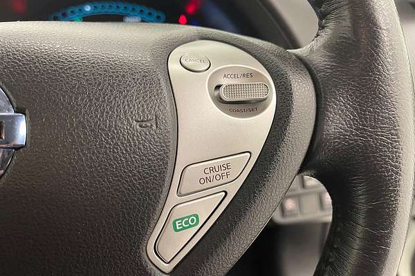 2017 Nissan LEAF  ZE0