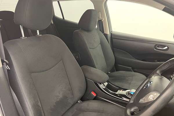 2017 Nissan LEAF  ZE0