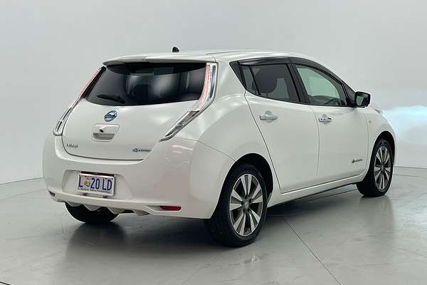 2017 Nissan LEAF  ZE0