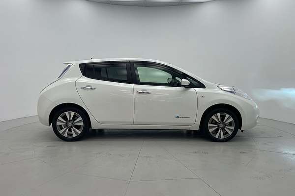 2017 Nissan LEAF  ZE0