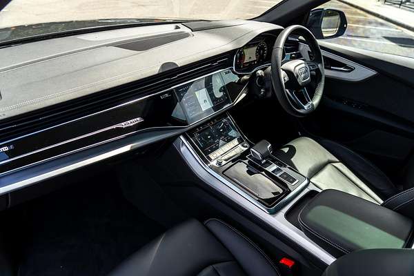 2025 Audi Q8 55 TFSI S line F1