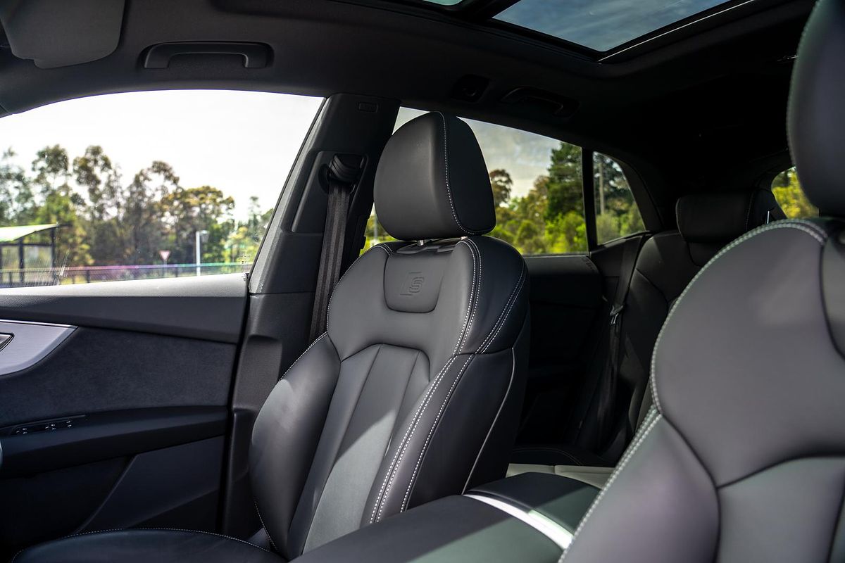 2025 Audi Q8 55 TFSI S line F1