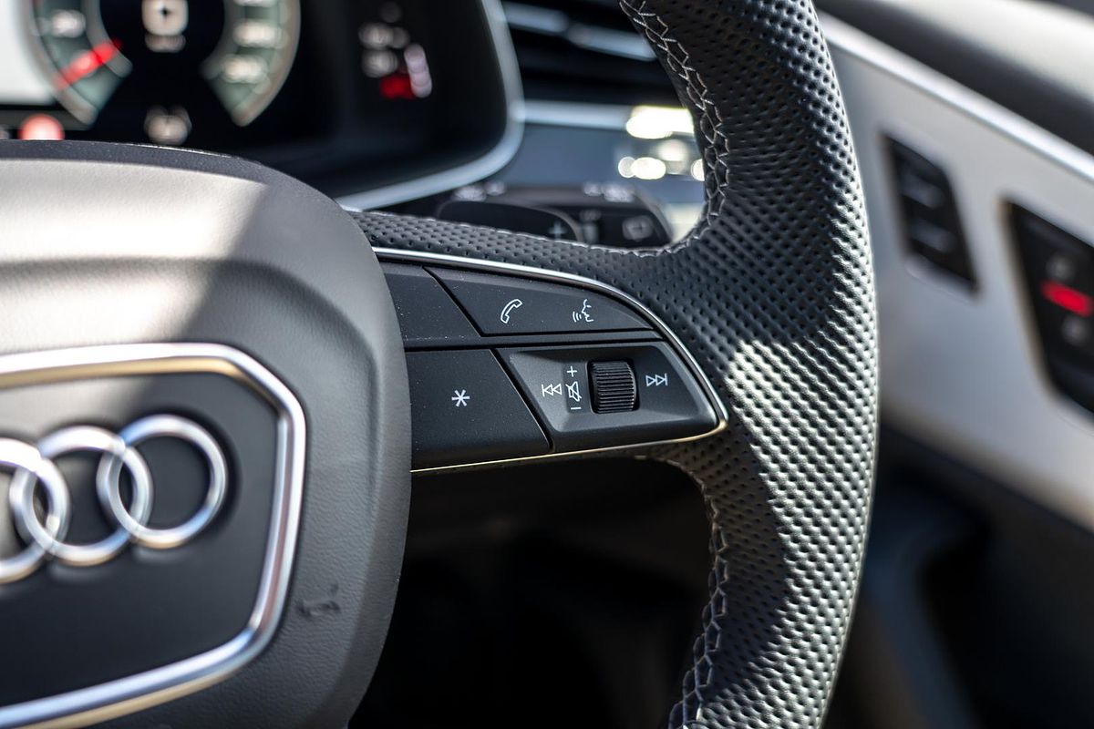 2025 Audi Q8 55 TFSI S line F1