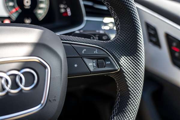 2025 Audi Q8 55 TFSI S line F1