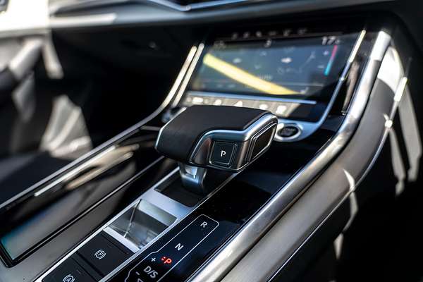 2025 Audi Q8 55 TFSI S line F1