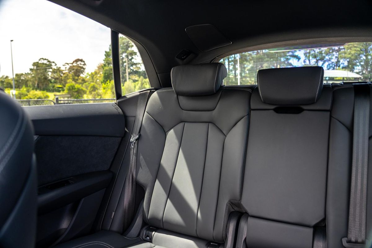 2025 Audi Q8 55 TFSI S line F1