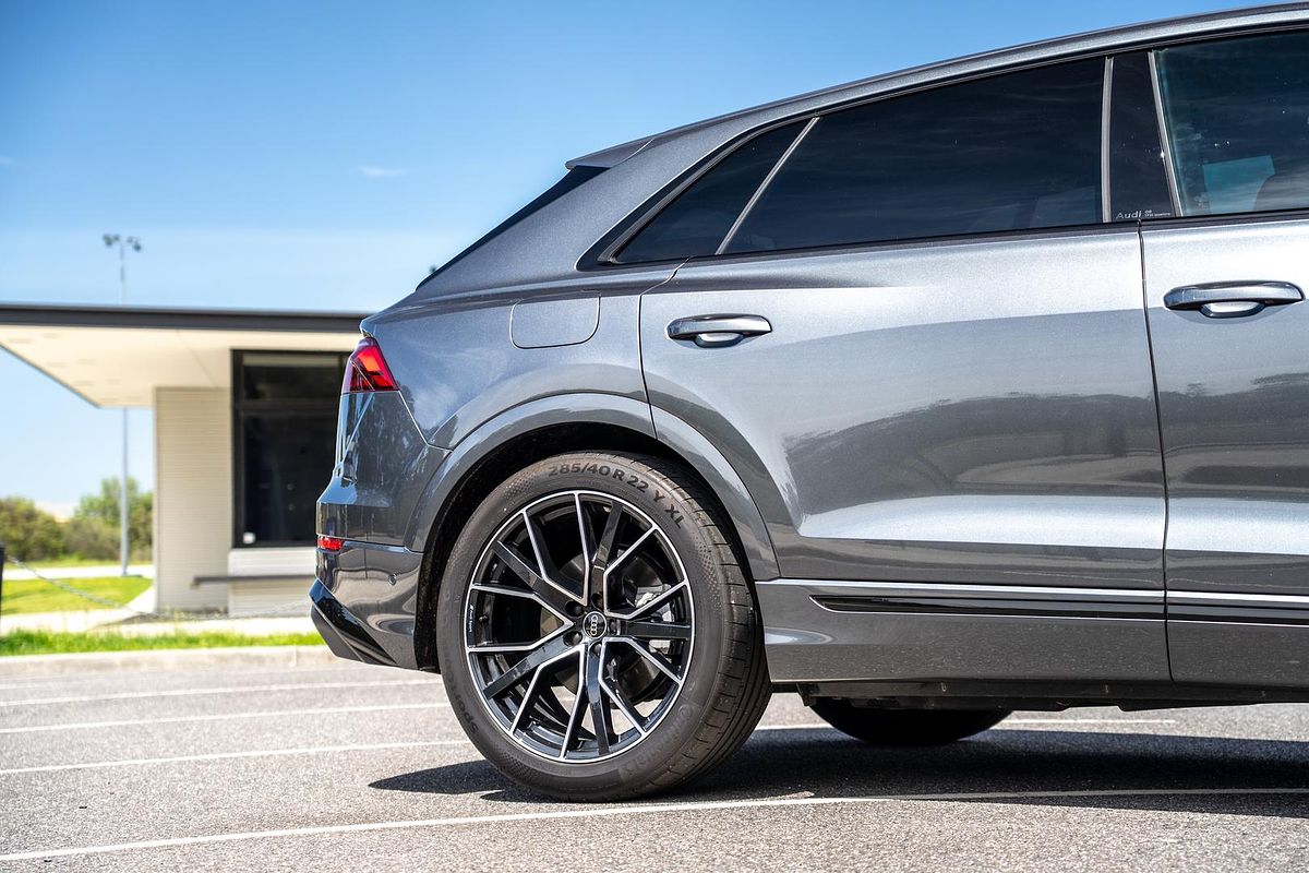 2025 Audi Q8 55 TFSI S line F1