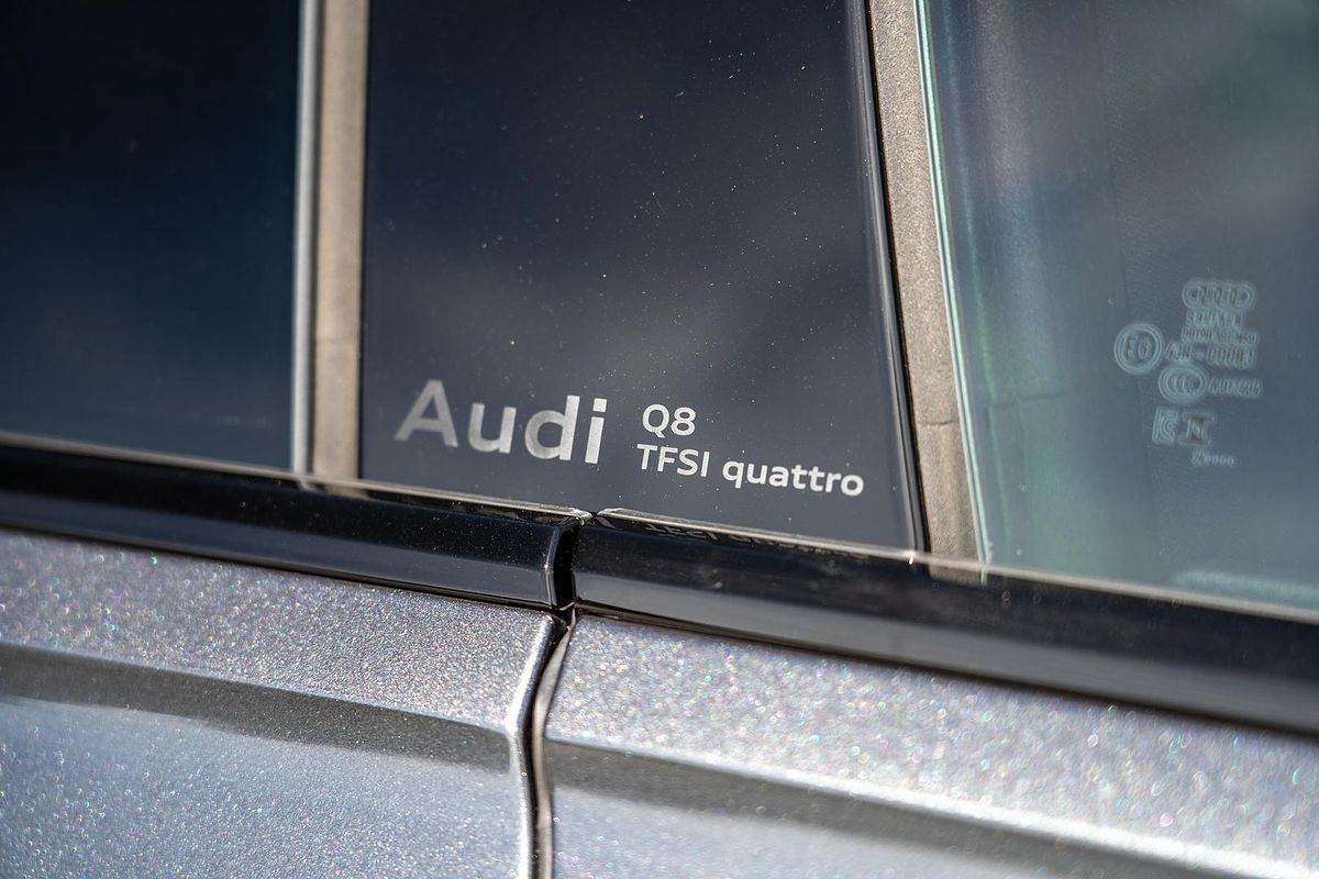 2025 Audi Q8 55 TFSI S line F1