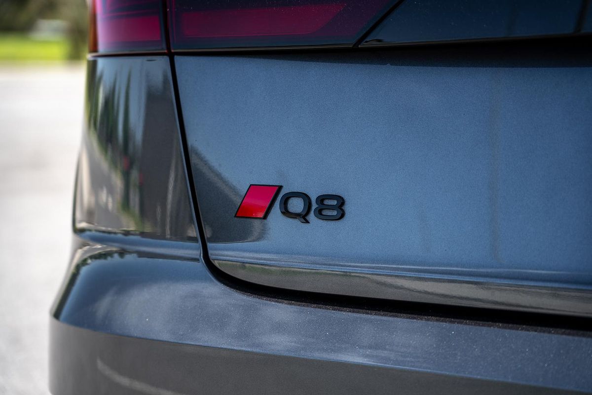 2025 Audi Q8 55 TFSI S line F1