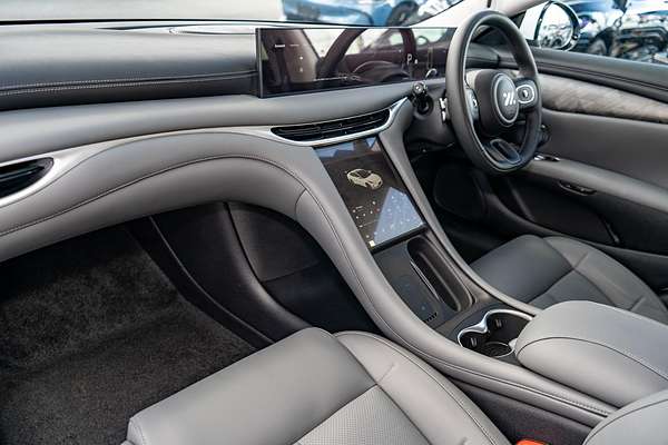 2025 MG IM5 Premium P12L