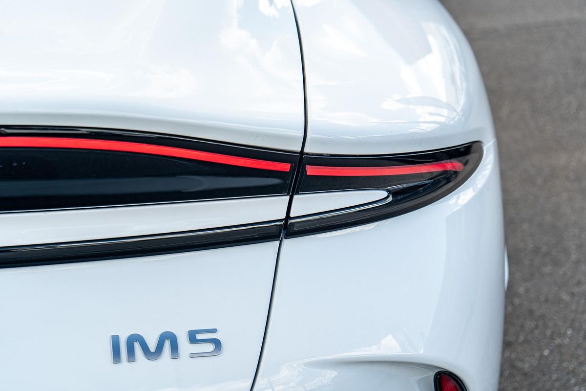 2025 MG IM5 Premium P12L