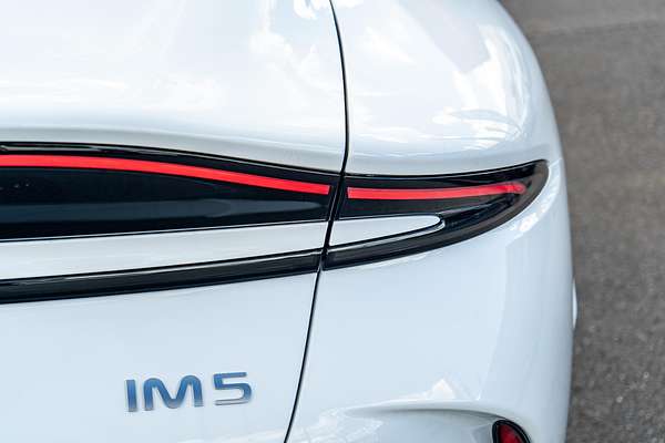 2025 MG IM5 Premium P12L