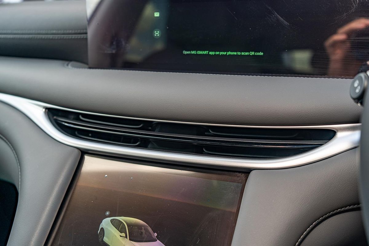 2025 MG IM5 Premium P12L