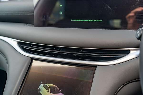 2025 MG IM5 Premium P12L