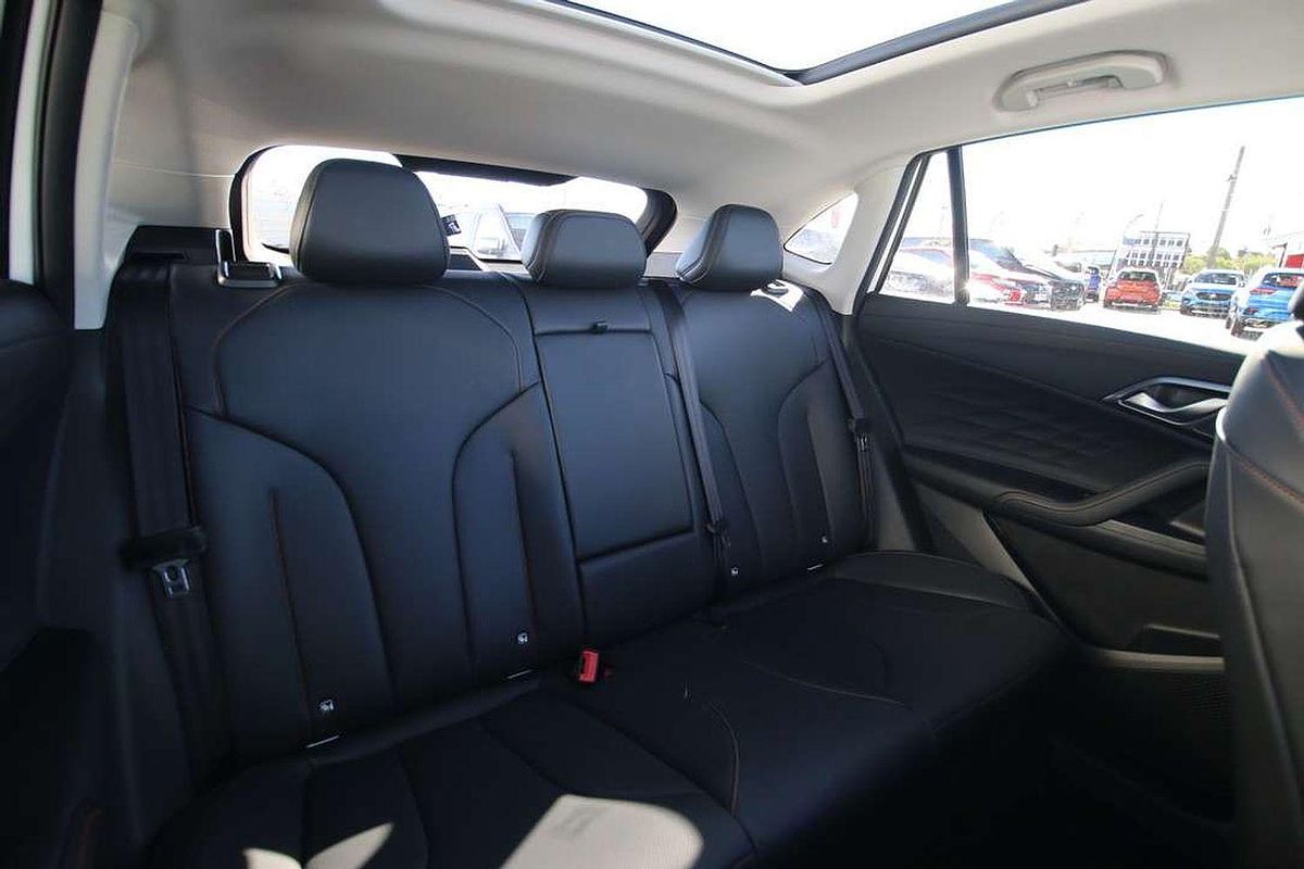 2024 MG HS Essence AS33