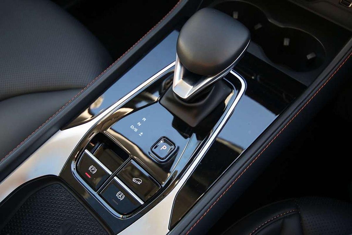 2024 MG HS Essence AS33